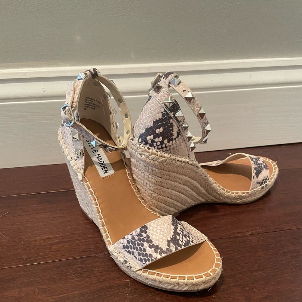 Never worn Steve Madden wedges